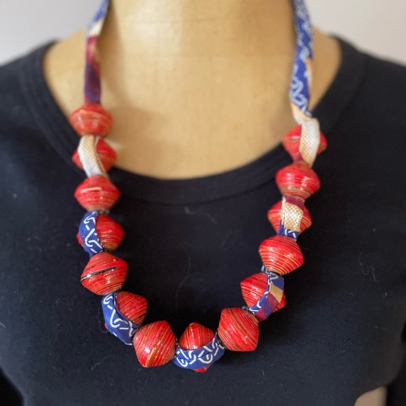 Striking and versatile! Resin bead necklace with kantha style ribbon - Picture 3 of 6